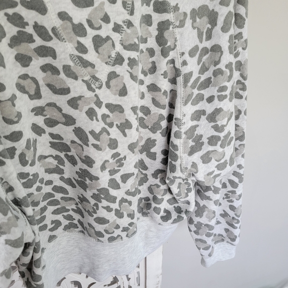 🔥🔥3/$15 Ocean Drive Gray Leopard Crop Pullover - Picture 3 of 4
